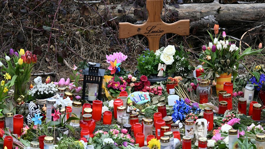 Ein Holzkreuz, zahlreiche Blumen, Kuscheltiere und Kerzen liegen dort wo die zwölfjährige Luise getötet wurde / © Federico Gambarini (dpa)