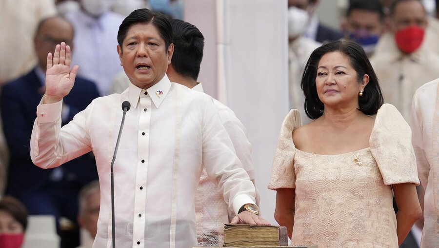 Ferdinand Marcos Junior wurde als 17. Präsident des Landes vereidigt / © Aaron Favila (dpa)