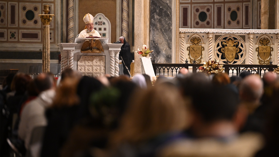 Kardinal Angelo De Donatis spricht in der Basilika San Giovanni in Laterano. / © Johannes Neudecker (dpa)