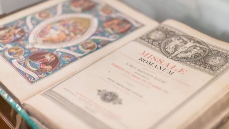 Blick ins Missale Romanum / © travelarium.ph (shutterstock)