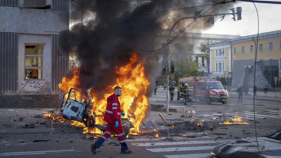 Rettungskräfte nach einem russischen Angriff auf die ukrainische Hauptstadt Kiew / © Roman Hrytsyna (dpa)