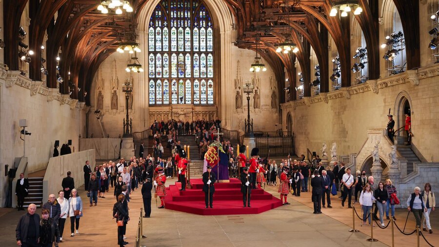 London: Langsam gehen Trauernde in der Westminster Hall an dem aufgebarten Sarg mit Königin Elizabeth II. vorbei und nehmen Abschied / © Christian Charisius (dpa)