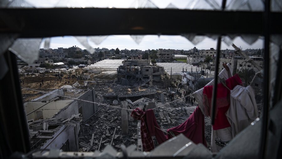 Palästinenser begutachten die Schäden an Wohngebäuden, in denen mutmaßlich zwei israelische Geiseln festgehalten wurden / © Fatima Shbair/AP (dpa)