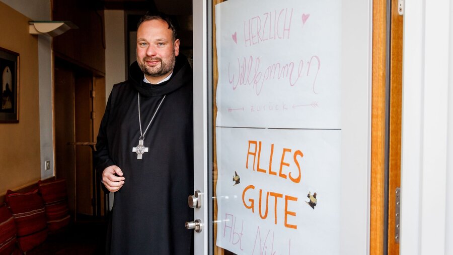 Nikodemus Schnabel wird als neuer Abt der Benediktinerabtei Dormitio Willkommen geheißen / © Andrea Krogmann (KNA)
