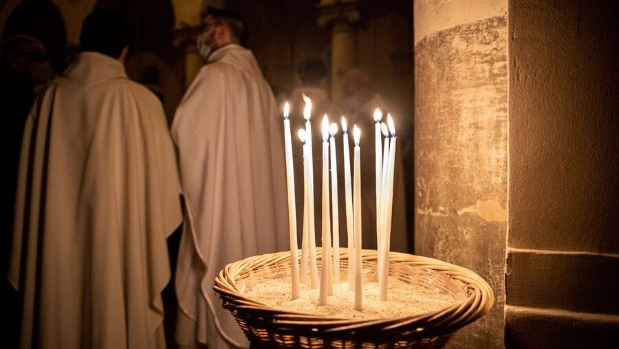 Brennende Kerzen in einer Kirche in Frankreich / © Corinne Simon (KNA)