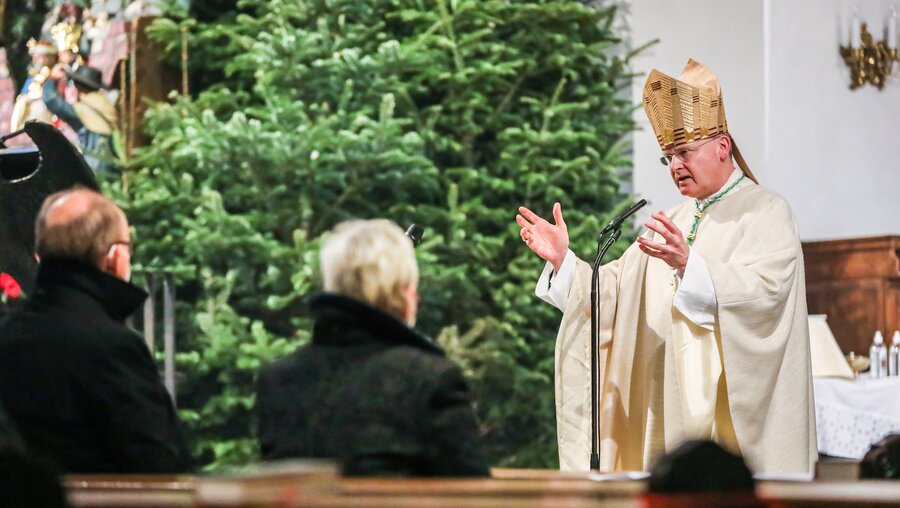 Bischof Overbeck leitet Gottesdienst zur Eröffnung des Landtagsjahres / © Henning Schoon (KNA)