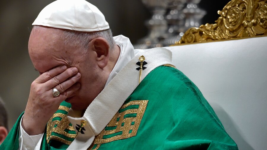 Papst Franziskus im Gebet während der Messe anlässlich des Welttags der Armen / © Stefano Spaziani (KNA)