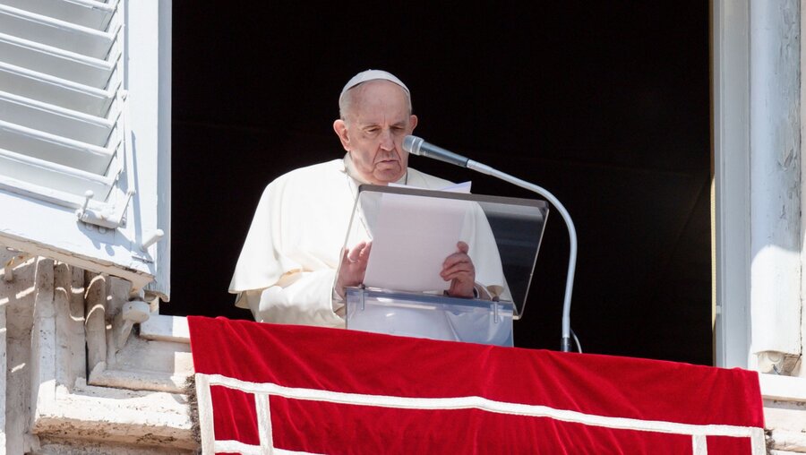 Mittagsgebet mit Papst Franziskus am Fenster des Apostolischen Palasts / © Vatican Media/Romano Siciliani (KNA)