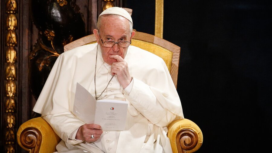 Papst Franziskus in nachdenklicher Pose / © Paul Haring (KNA)