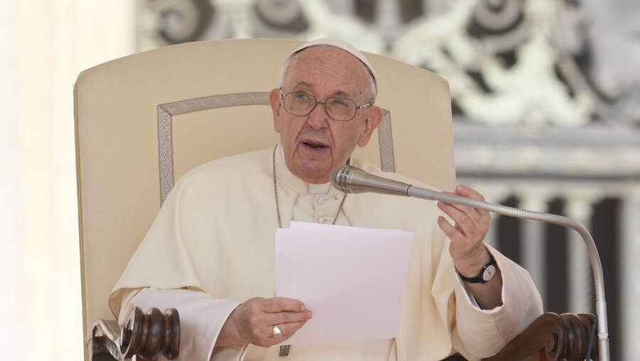 Papst Franziskus spricht bei seiner wöchentlichen Generalaudienz im Vatikan. / © Andrew Medichini (dpa)