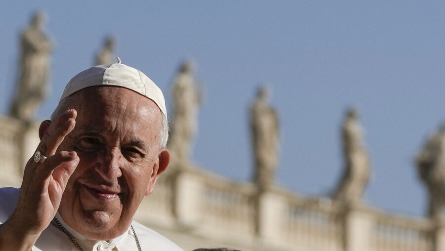 Papst Franziskus während seiner wöchentlichen Generalaudienz auf dem Petersplatz / © Alessandra Tarantino (dpa)