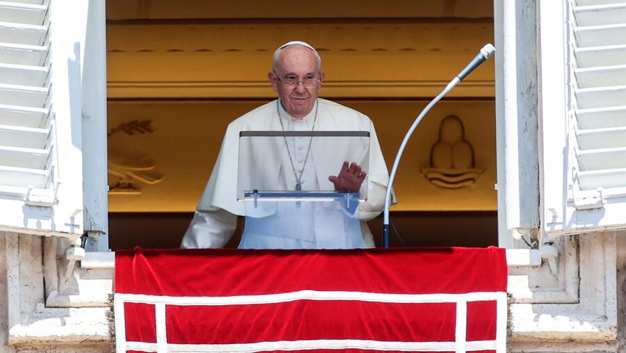 Papst Franziskus erteilt seinen Segen, während er das Angelus-Mittagsgebet aus dem Fenster seines Studios mit Blick auf den Petersplatz spricht. / © Riccardo De Luca/AP (dpa)