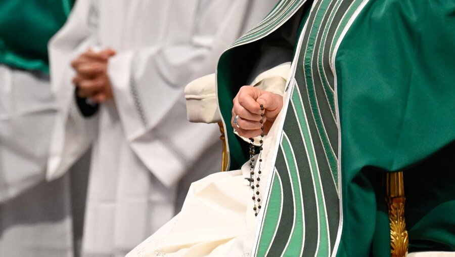 Papst Franziskus hält einen Rosenkranz beim Gottesdienst zum Abschluss der Weltsynode / © Romano Siciliani (KNA)