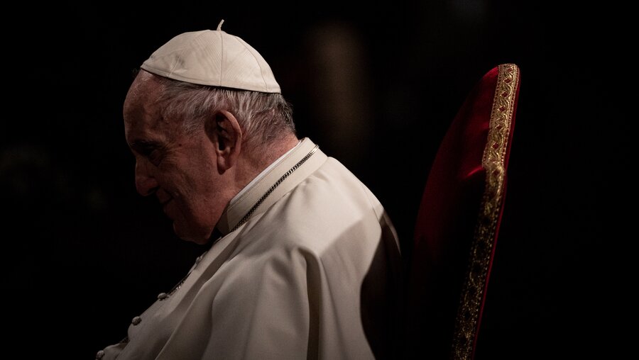 Papst Franziskus im Gebet / © Cristian Gennari (KNA)