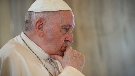Papst Franziskus stützt seinen Kopf auf eine Hand und blickt gedankenversunken / ©  Vatican Media/Romano Siciliani (KNA)