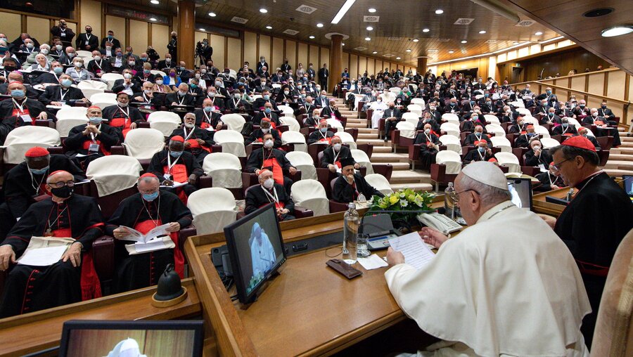 Papst Franziskus eröffnet die Weltsynode am 9. Oktober 2021 im Vatikan. / © Vatican Media/Romano Siciliani (KNA)