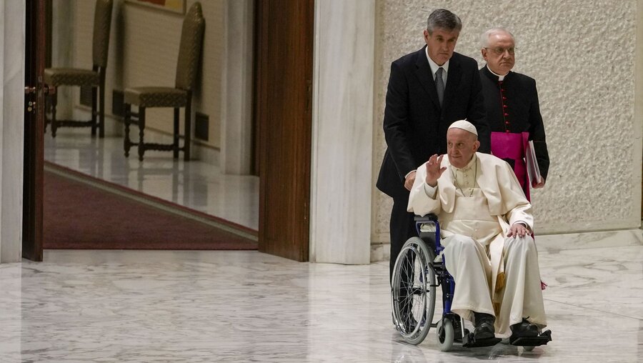 Papst Franziskus im Rollstuhl zur Audienz / © Alessandra Tarantino (dpa)