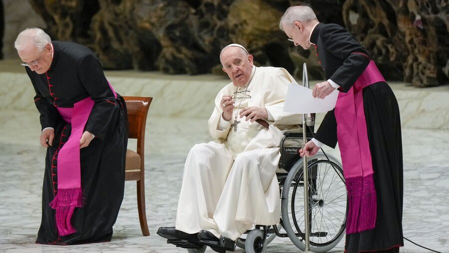 Papst Franziskus im Rollstuhl / © Andrew Medichini (dpa)