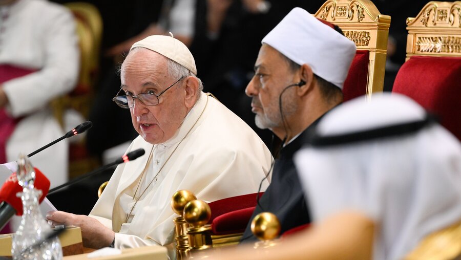 Papst Franziskus spricht neben Ahmad al-Tayyeb, Großscheich der Al-Azhar-Moschee / © Vatican Media/Romano Siciliani (KNA)