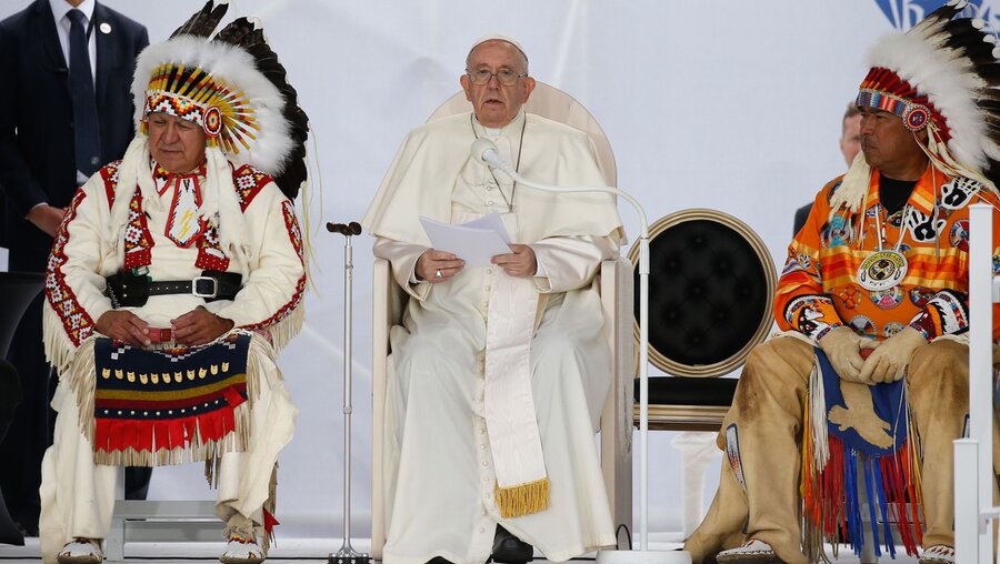 Papst Franziskus spricht und bittet um Vergebung während der Begegnung mit den indigenen Gruppen First Nations, Metis und Inuit / © Paul Haring (KNA)