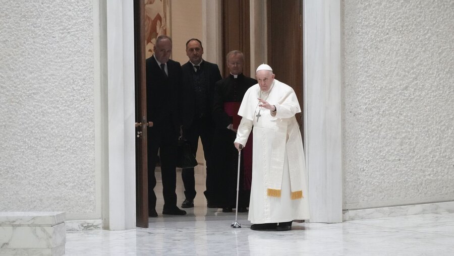Papst Franziskus kommt in der Halle Paul VI. an, um sich mit Flüchtlingsfamilien im Vatikan zu treffen / © Gregorio Borgia (dpa)