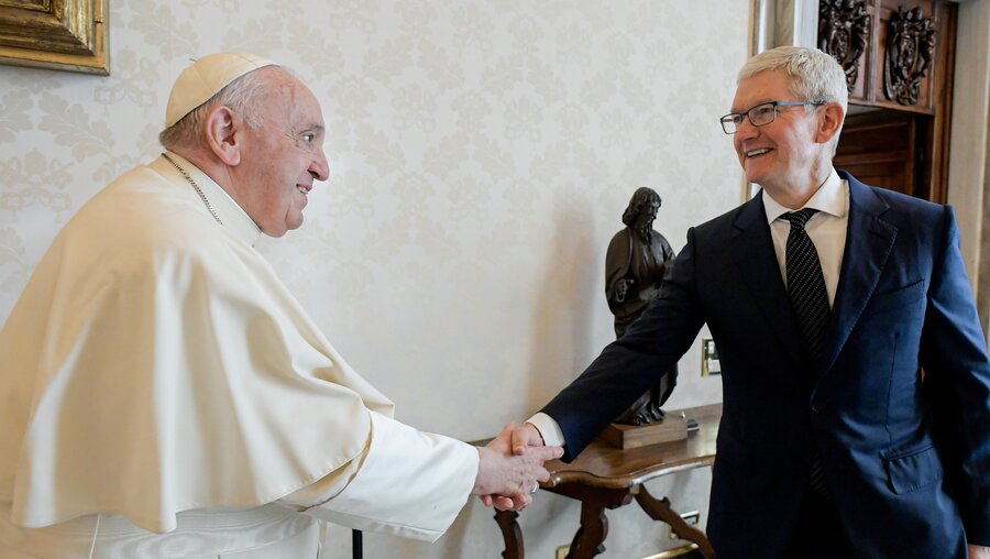 Papst Franziskus und Timothy Cook / © Vatican Media/Romano Siciliani/ (KNA)