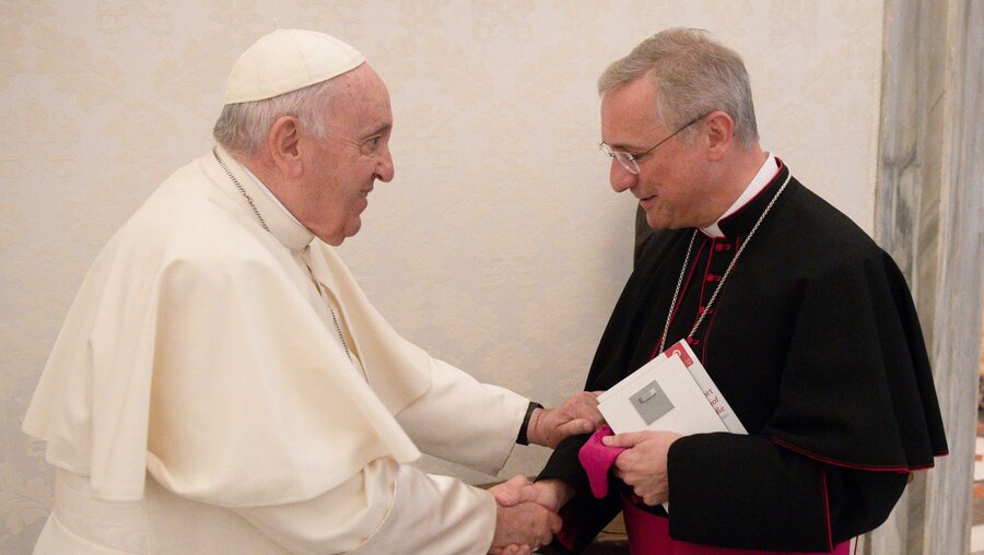Papst Franziskus empfängt Stefan Heße / © Vatican Media/Romano Siciliani (KNA)