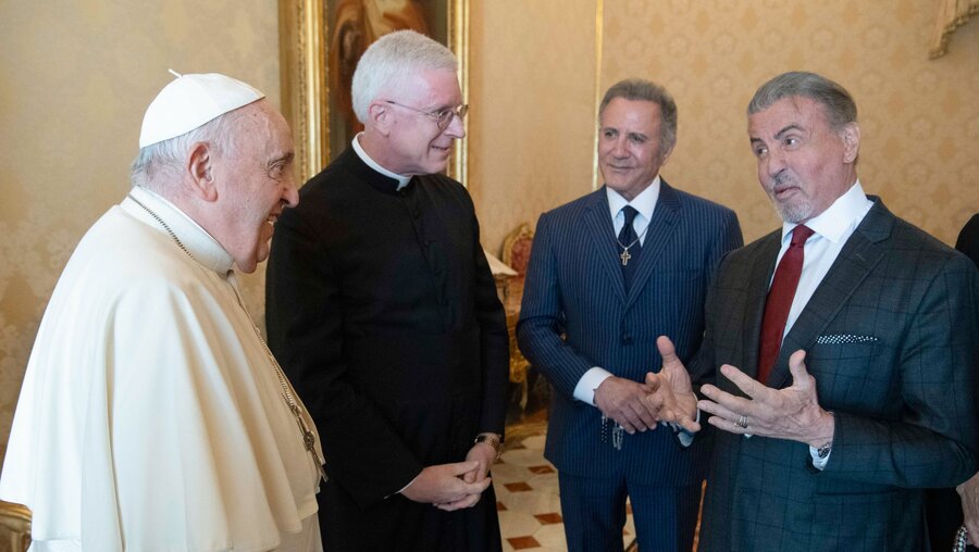 Papst Franziskus und Schauspieler Sylvester Stallone / © Vatican Media/Romano Siciliani (KNA)