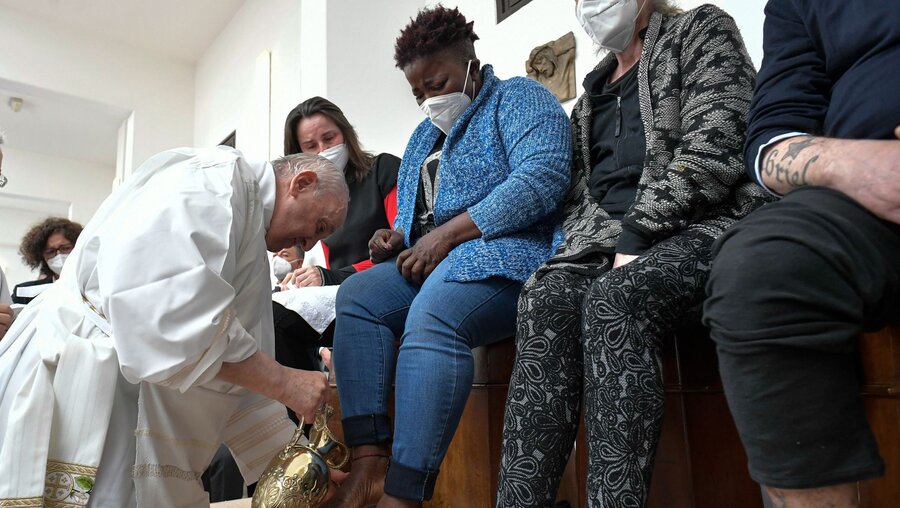 Papst Franziskus wäscht einer Frau die Füße an Gründonnerstag bei einem Gottesdienst mit Fußwaschung mit Insassen und Vollzugsangestellten im Gefängnis von Civitavecchia / © Vatican Media/Romano Siciliani (KNA)