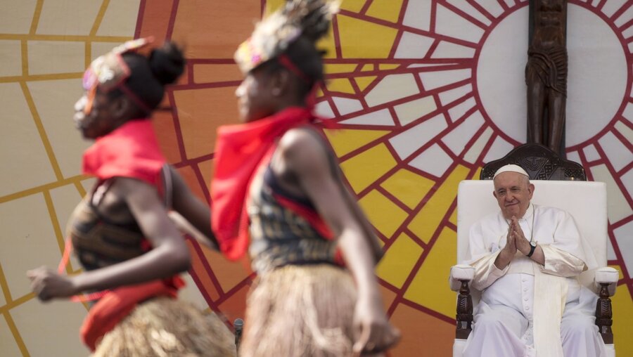 Kinshasa: Papst Franziskus (r) schaut sich traditionelle Tänzer an, die im Märtyrerstadion auftreten.  / © Gregorio Borgia/AP (dpa)
