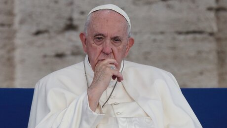 Ein nachdenklicher Papst Franziskus im Oktober 2022 (dpa)