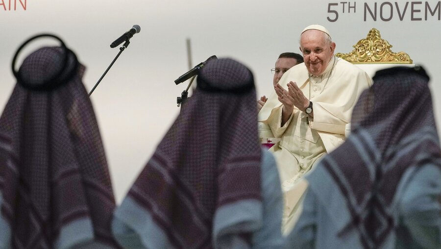 Papst Franziskus bei seiner Papstreise in Bahrain / © Alessandra Tarantino/AP (dpa)