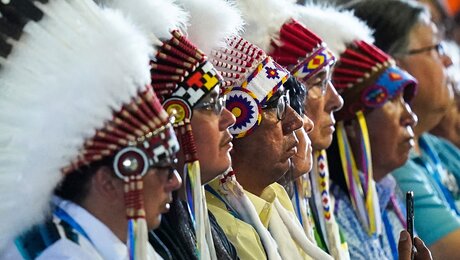 Häuptlinge indigener Völker hören der Andacht des Papstes am Lac Ste. Anne zu / © Eric Gay (dpa)