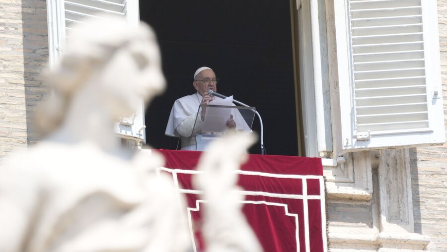 Papst Franziskus hält seine Ansprache während des Mittagsgebets / © Gregorio Borgia/AP (dpa)