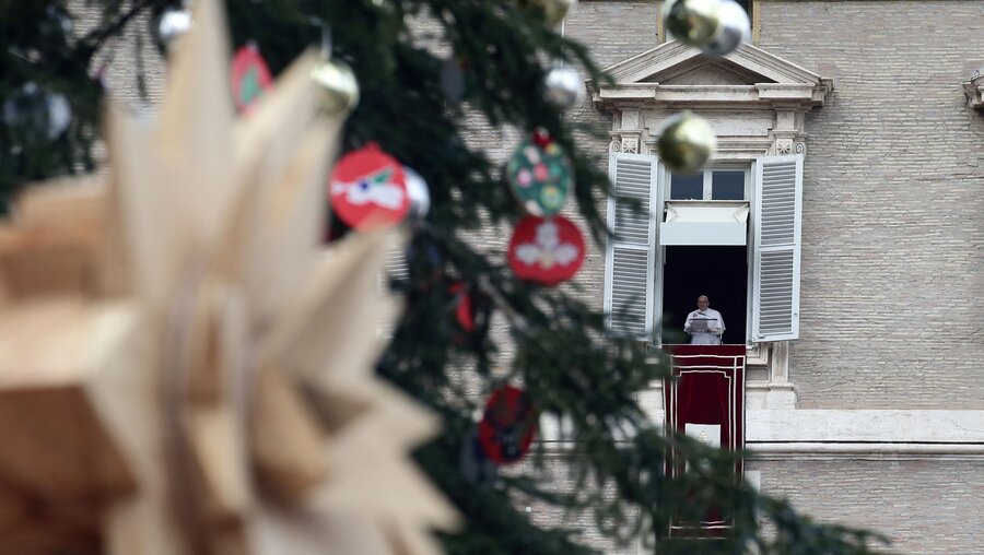 Papst Franziskus spricht vom Fenster seines Arbeitszimmer aus das Angelusgebet auf dem Petersplatz im Vatikan, wo die Krippe und der Weihnachtsbaum aufgestellt sind / © Evandro Inetti/ZUMA Press Wire (dpa)