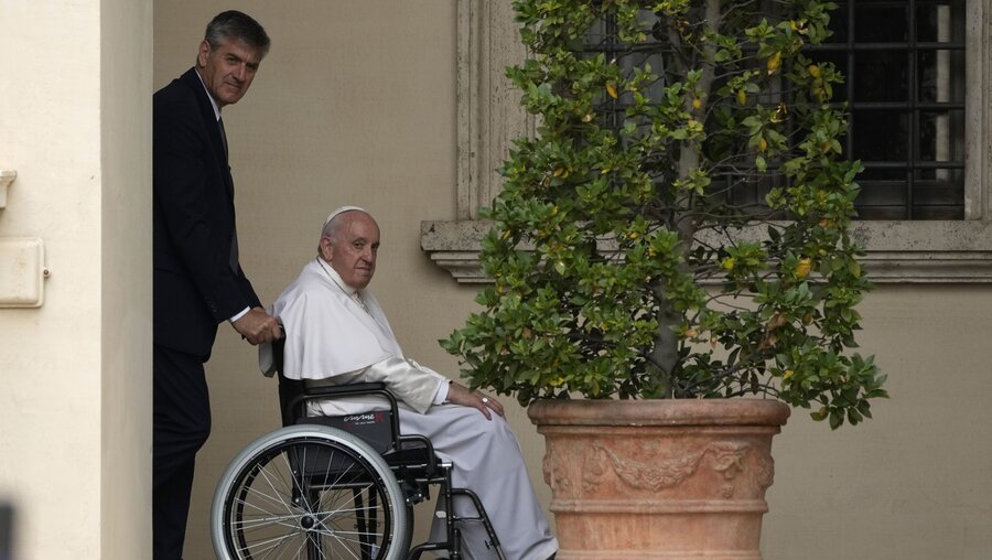 Erst in dieser Woche hieß es vom Papst, es gehe ihm besser. / © Alessandra Tarantino (dpa)