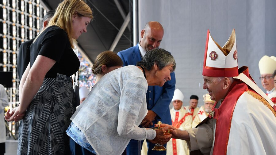 Eine Frau bringt Gaben zum Altar bei einem Gottesdienst mit Papst Franziskus im Commonwealth Stadion in Edmonton / © Vatican Media/Romano Siciliani (KNA)