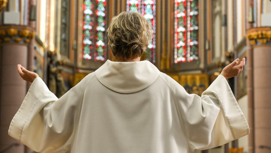 Das Netzwerk Diakonat der Frau fordert seit langem die Diakoninnenweihe für Frauen / © Harald Oppitz (KNA)