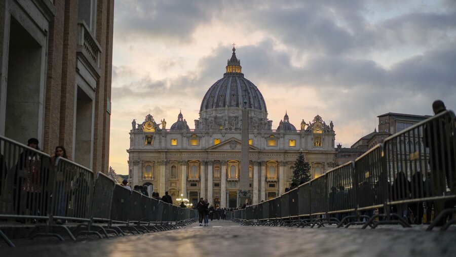 Geländer vor dem Petersplatz. / © Andrew Medichini/AP (dpa)