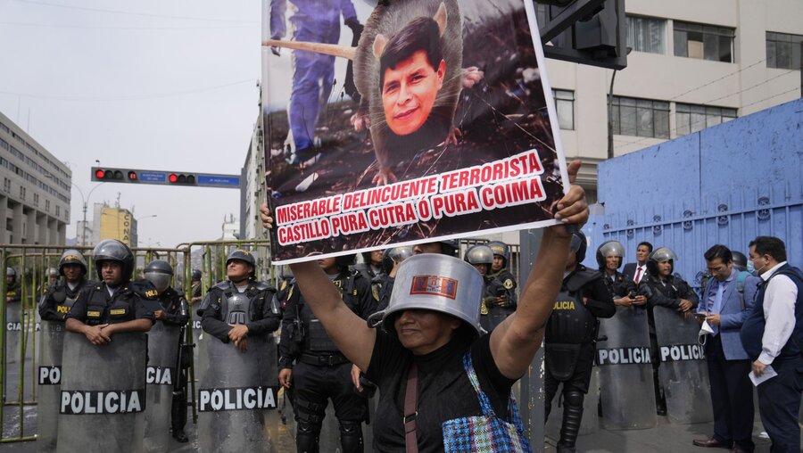 Gegner des peruanischen Präsidenten Castillo versammeln sich in der Nähe des Kongresses / © Martin Mejia (dpa)