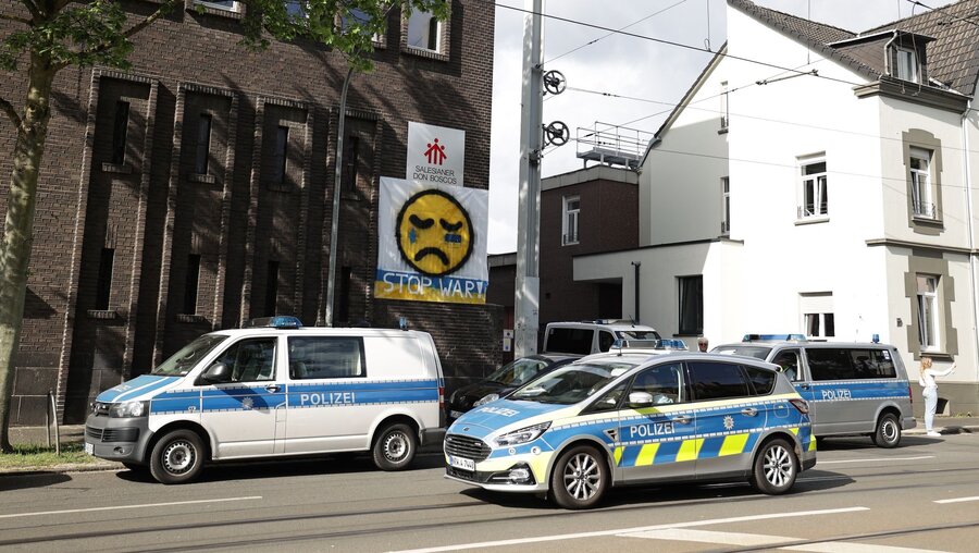 Essen: Polizeifahrzeuge stehen vor dem Don-Bosco-Gymnasium / © David Young (dpa)