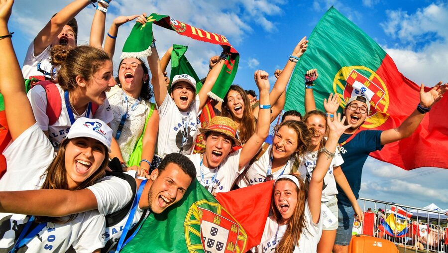 Junge Menschen aus Portugal jubeln und schwenken portugiesische Fahnen / © Cristian Gennari (KNA)