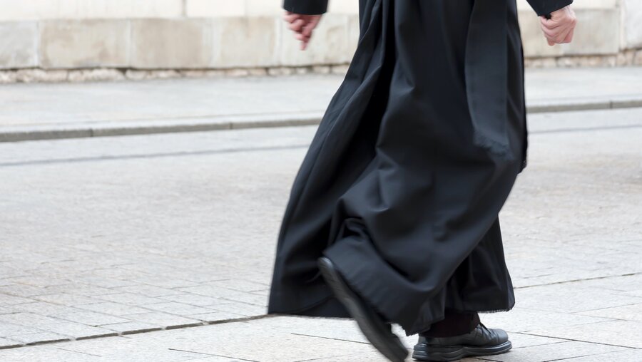 Priester geht über die Straße / © tomeqs (shutterstock)