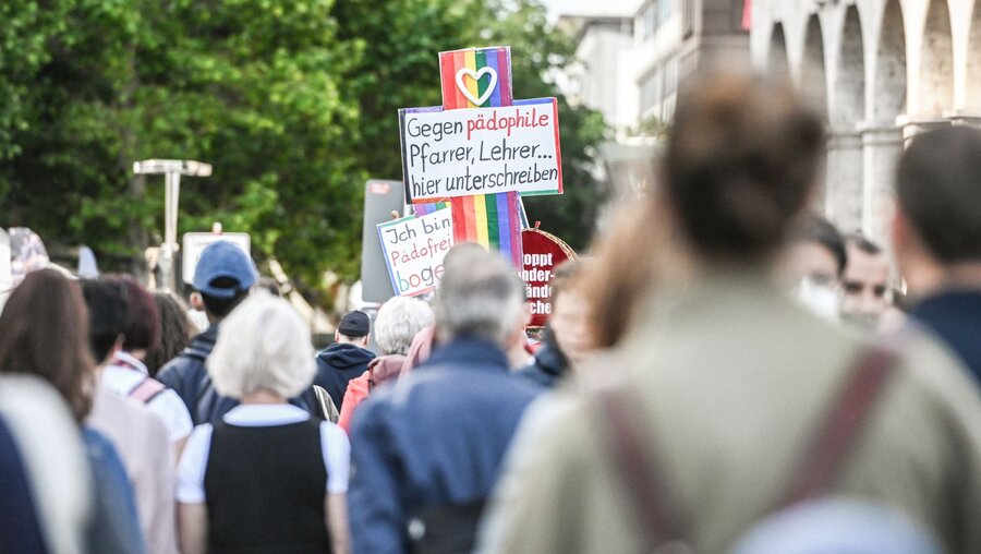Proteste gegen Missbrauch in der Kirche beim Katholikentag 2022 in Stuttgart / © Julia Steinbrecht (KNA)