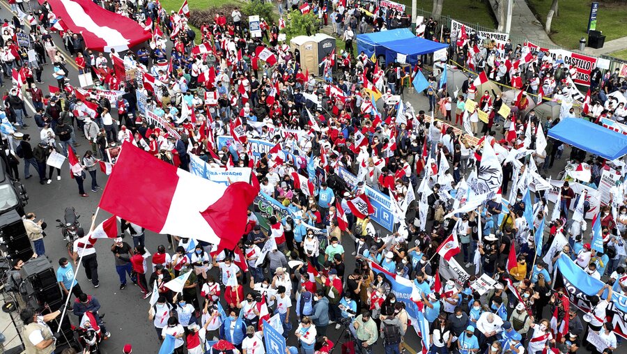 Demonstranten fordern die Absetzung des peruanischen Präsidenten Pedro Castillo / © Guadalupe Pardo (dpa)