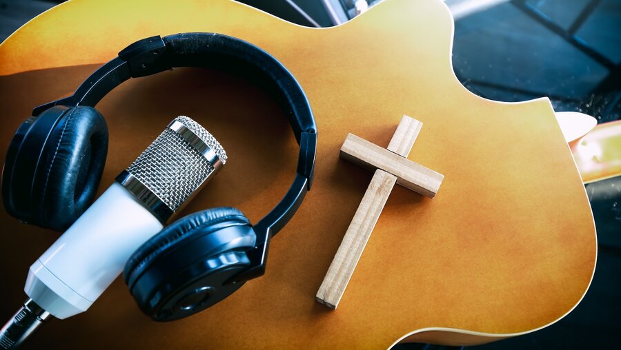Wie unterscheiden sich katholische und evangelische Radiopredigten / © Chat Karen Studio (shutterstock)