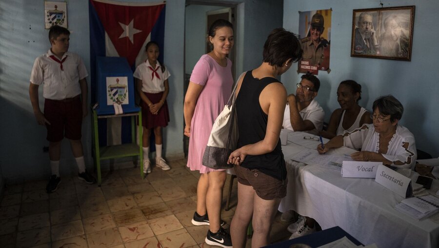 Wahllokal in Kuba während des Referendums zu einem neuen Familiengesetz / © Ramon Espinosa (dpa)
