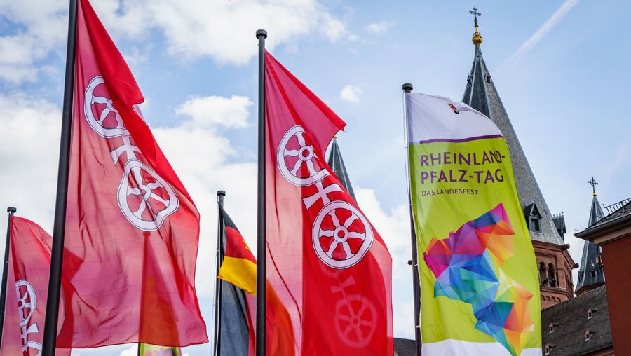 Fahnen des Landes, der Stadt Mainz und solche mit dem Logo des Rheinland-Pfalz-Tages wehen vor dem Mainzer Dom / © Frank Rumpenhorst (dpa)