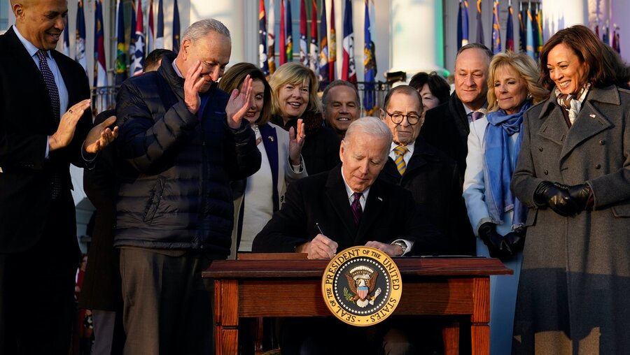 US-Präsident Joe Biden unterzeichnet Gesetz zum Schutz gleichgeschlechtlicher Ehen / © Patrick Semansky (dpa)