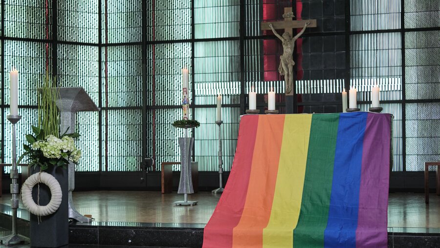 Altar mit einer Regenbogenfahne bei einem Segnungsgottesdienst "Liebe gewinnt" (Archiv) / © Rudolf Wichert (KNA)